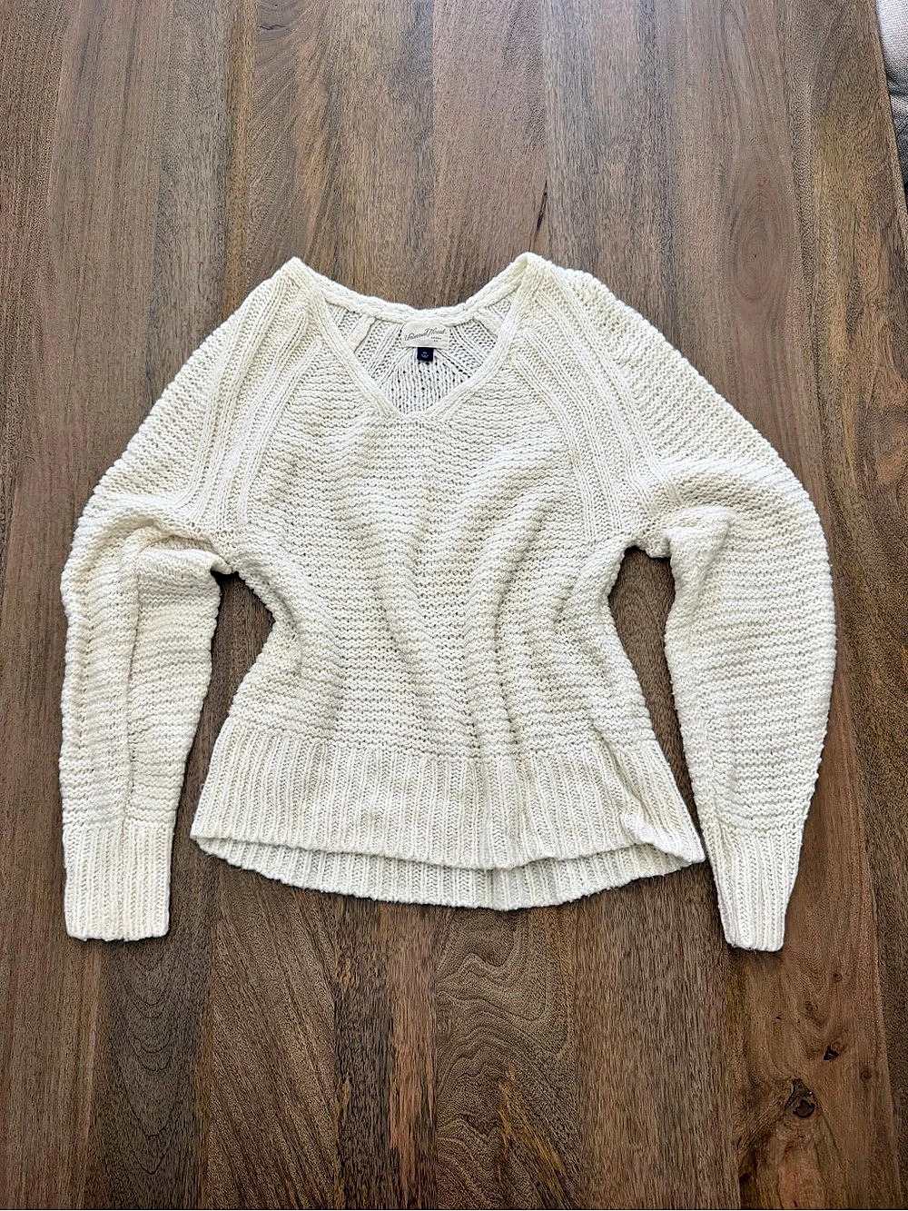 Universal Thread Cream V-Neck Sweater Size XS
